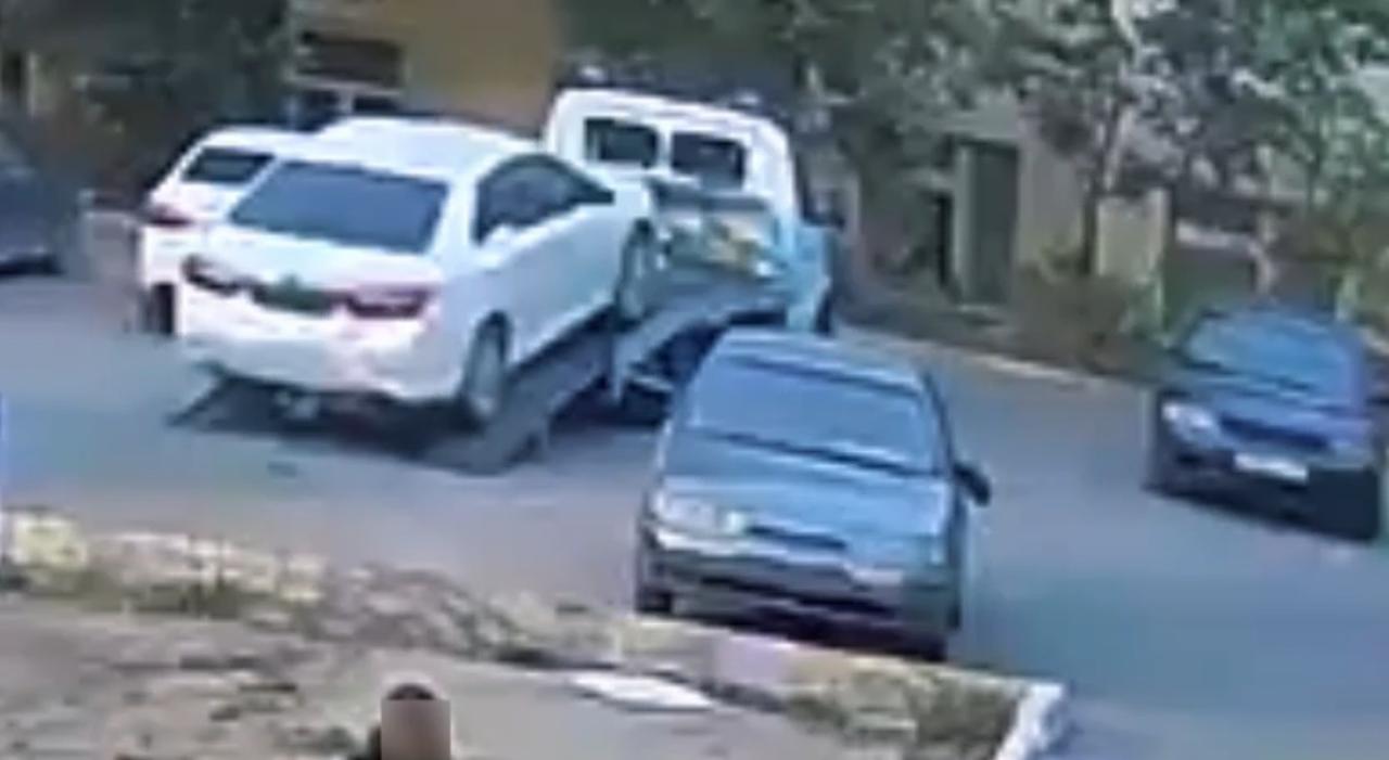 Житель Уральска увёз машину соседа на эвакуаторе