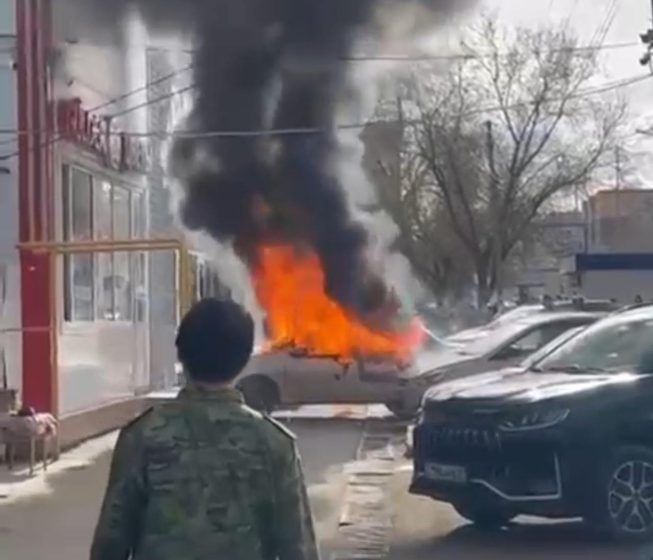 В Уральске горело авто: подросток получил ожоги