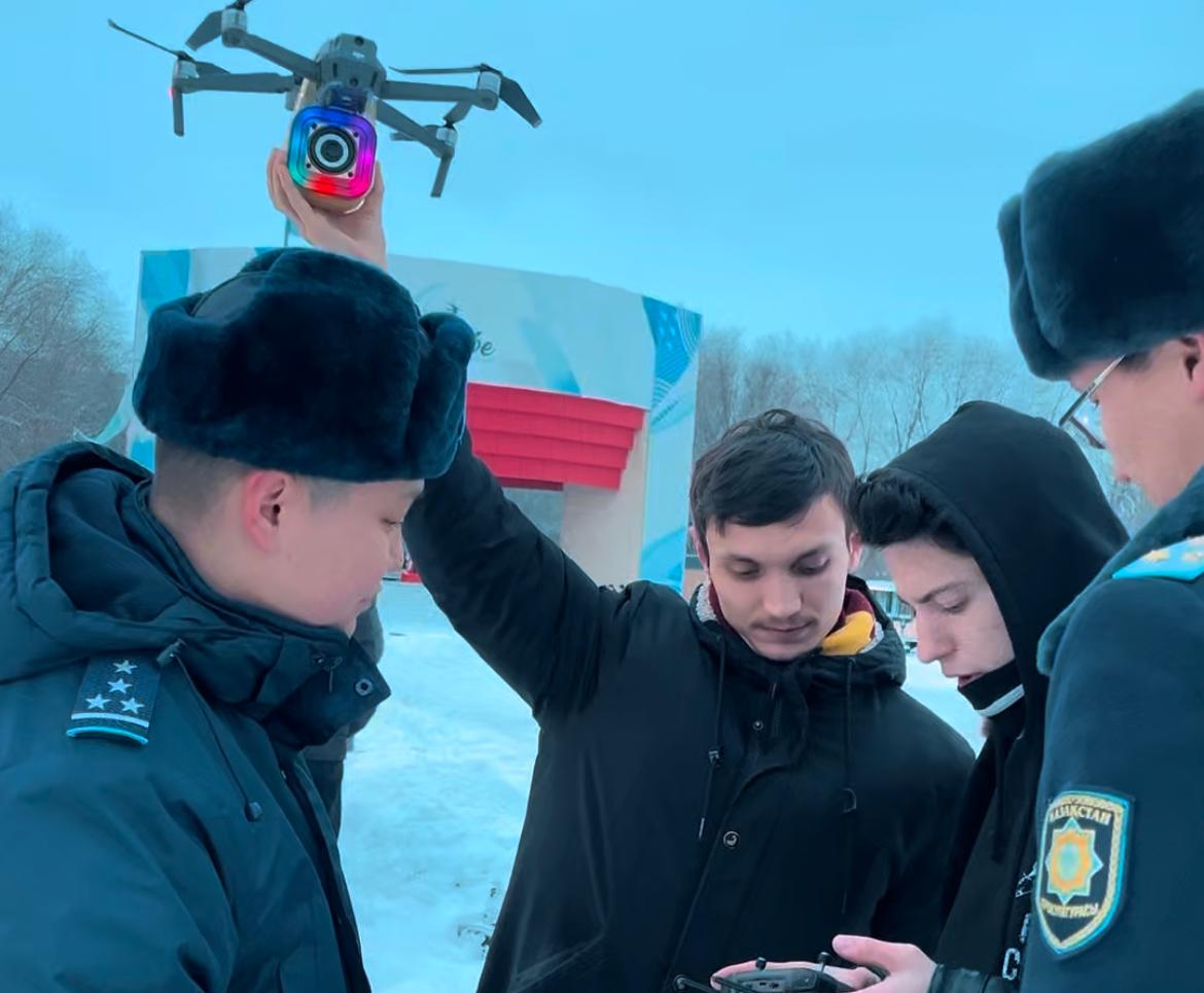 20 дронов с громкоговорителями летали над парками и скверами Актобе