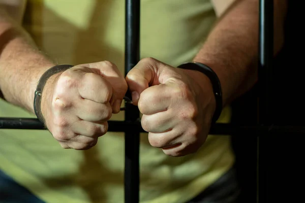 Отказался заходить в камеру: житель Актау заплатит почти 130 тысяч тенге за скандал в полиции