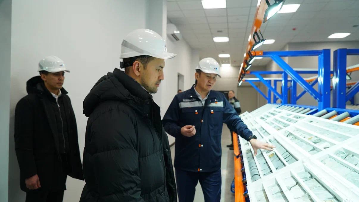 Руслан Өскенәлі Геологиялық кластер және «Жезқазған» медициналық орталығының жұмысымен танысты  