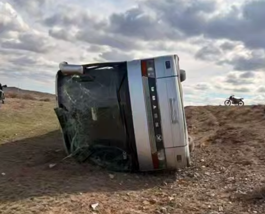 В Казахстане опрокинулся автобус с 50 пассажирами: десятки человек госпитализированы