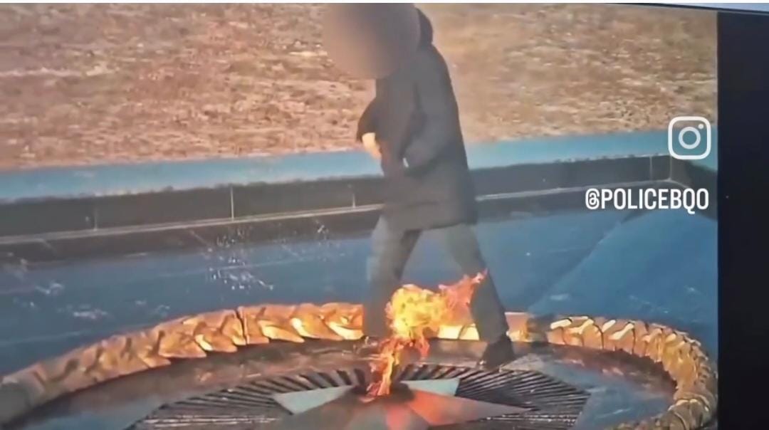 Бросил окурок и плюнул в Вечный огонь: жителя Уральска привлекут к ответственности