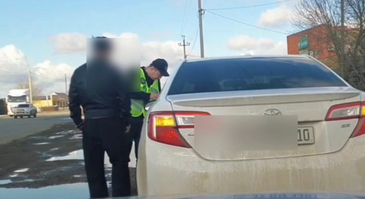 Водитель Toyota Camry ездил с фальшивыми номерами в Уральске