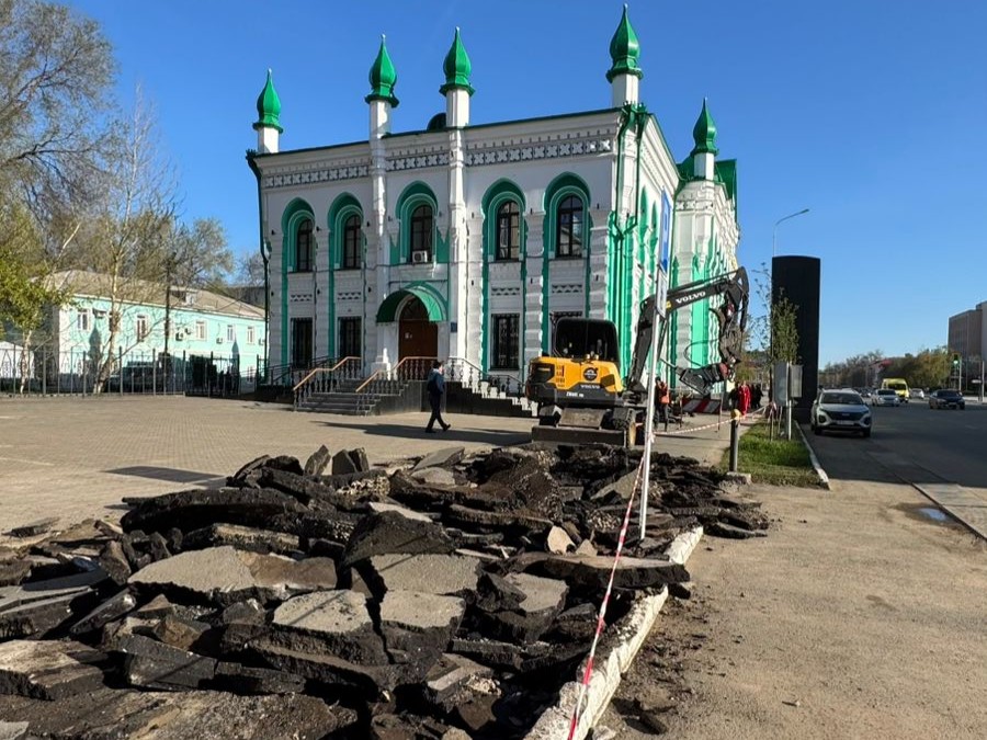 В центре Уральска продолжают укладку брусчатки