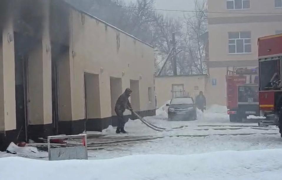БҚО-да аурухана гаражында көлік өртенді