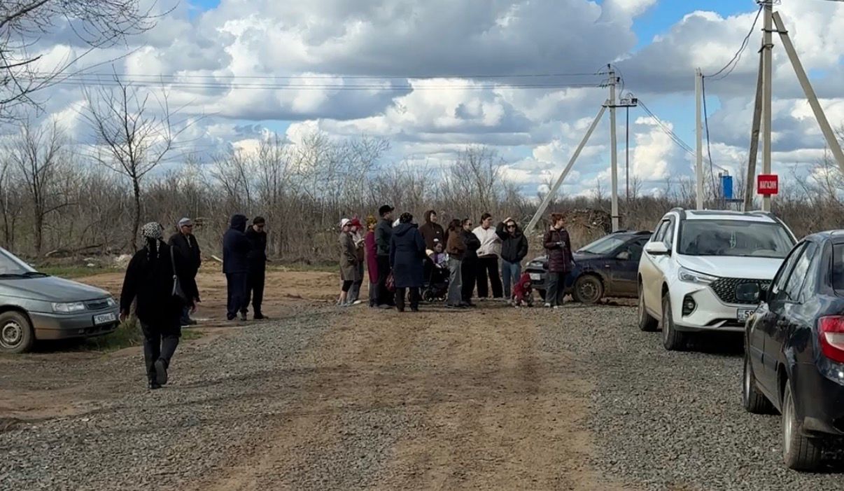 Мёртвые животные и бездорожье: пострадавшие от паводка ждут помощи от властей в Уральске