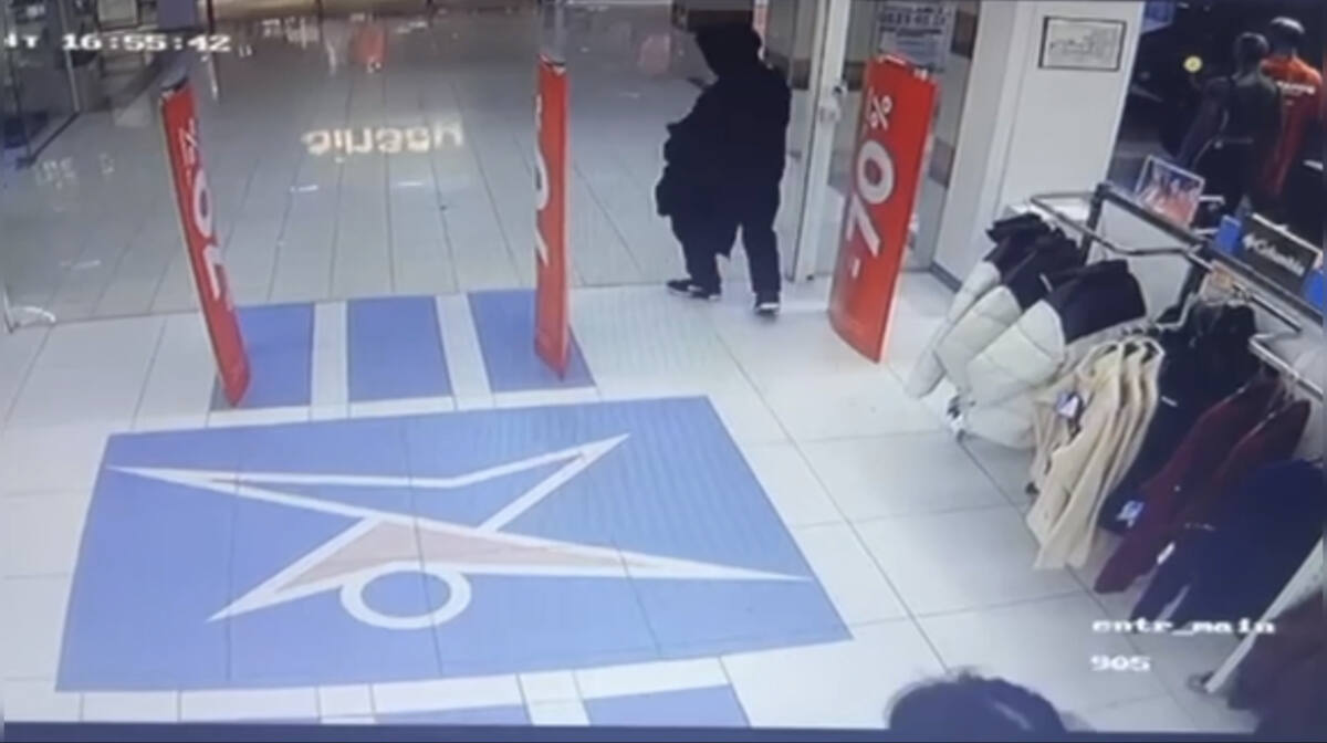 Кража обуви в ТРЦ Уральска попала на видео