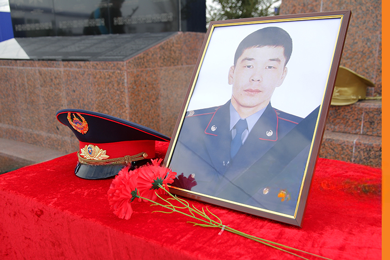 В Уральске почтили память полицейского, погибшего, спасая девушку