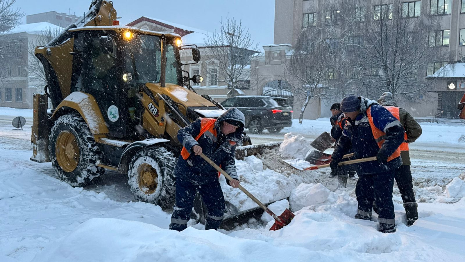 Оралда бір тәулік ішінде 8 700 текше метр қар шығарылды