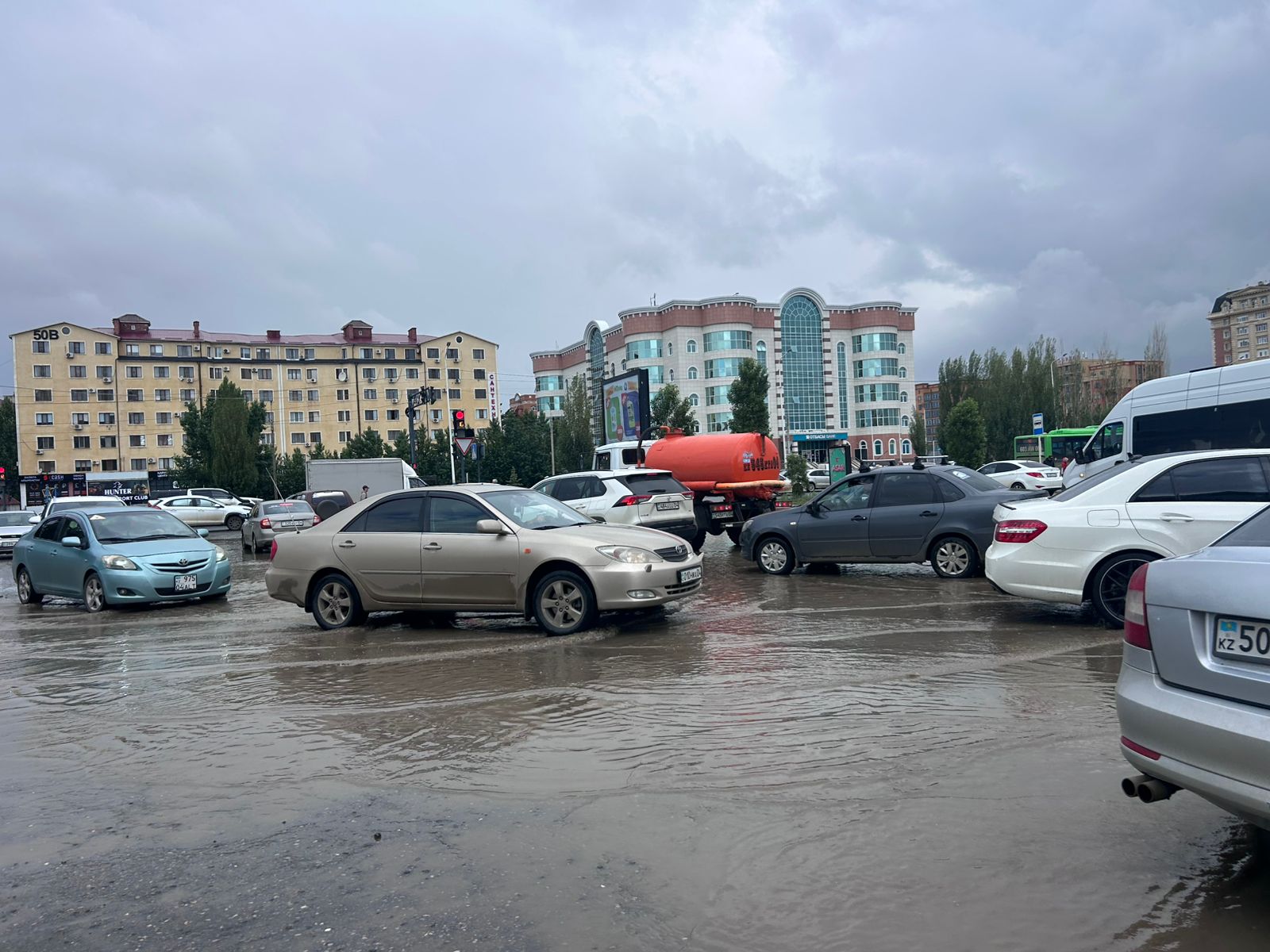 Актобе ушел под воду: в городе выпала годовая норма осадков