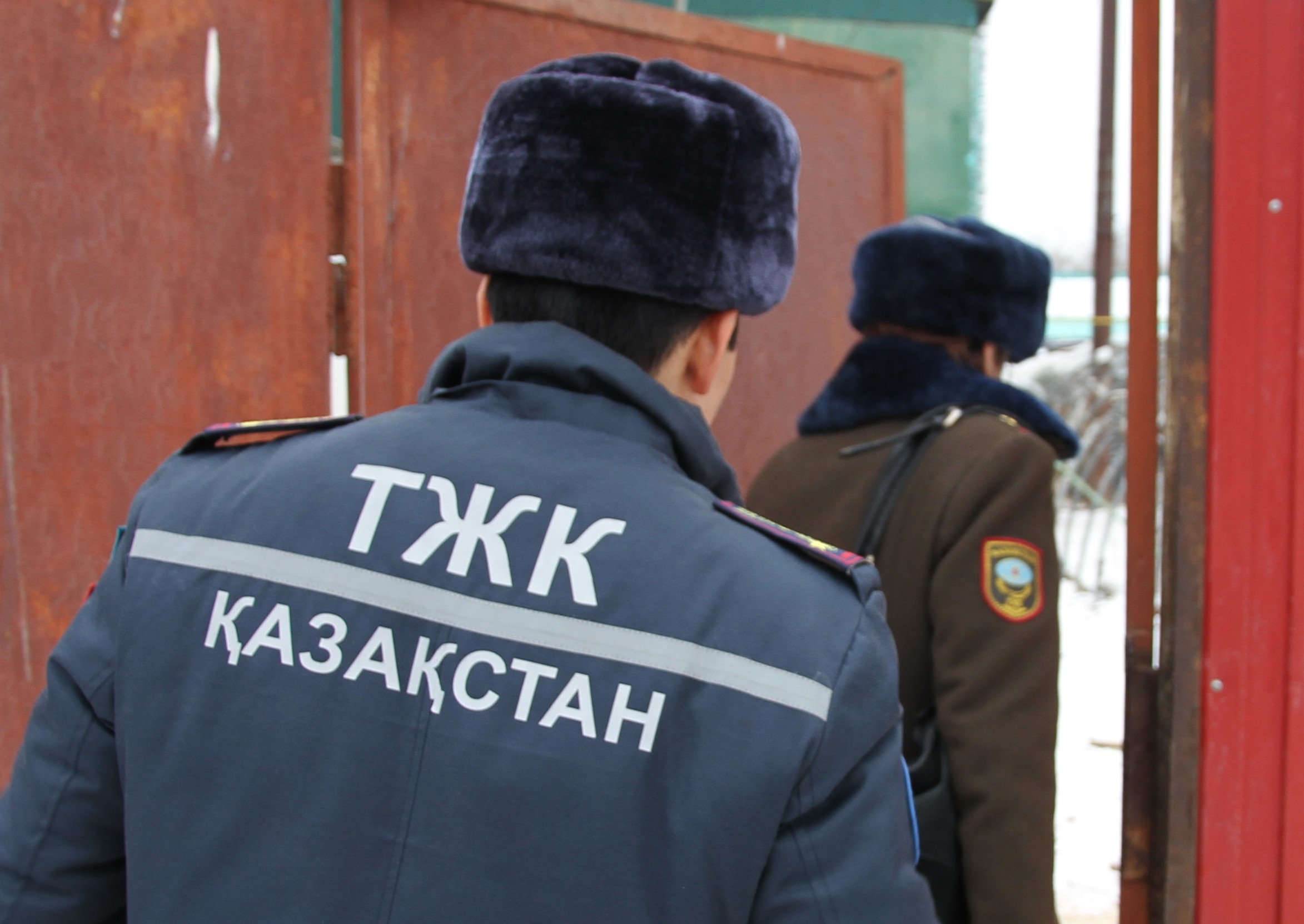 Три человека насмерть отравились газом в пригороде Атырау