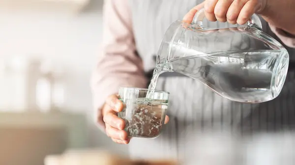 Нужно ли пить два литра воды в день: врач развеяла популярный миф