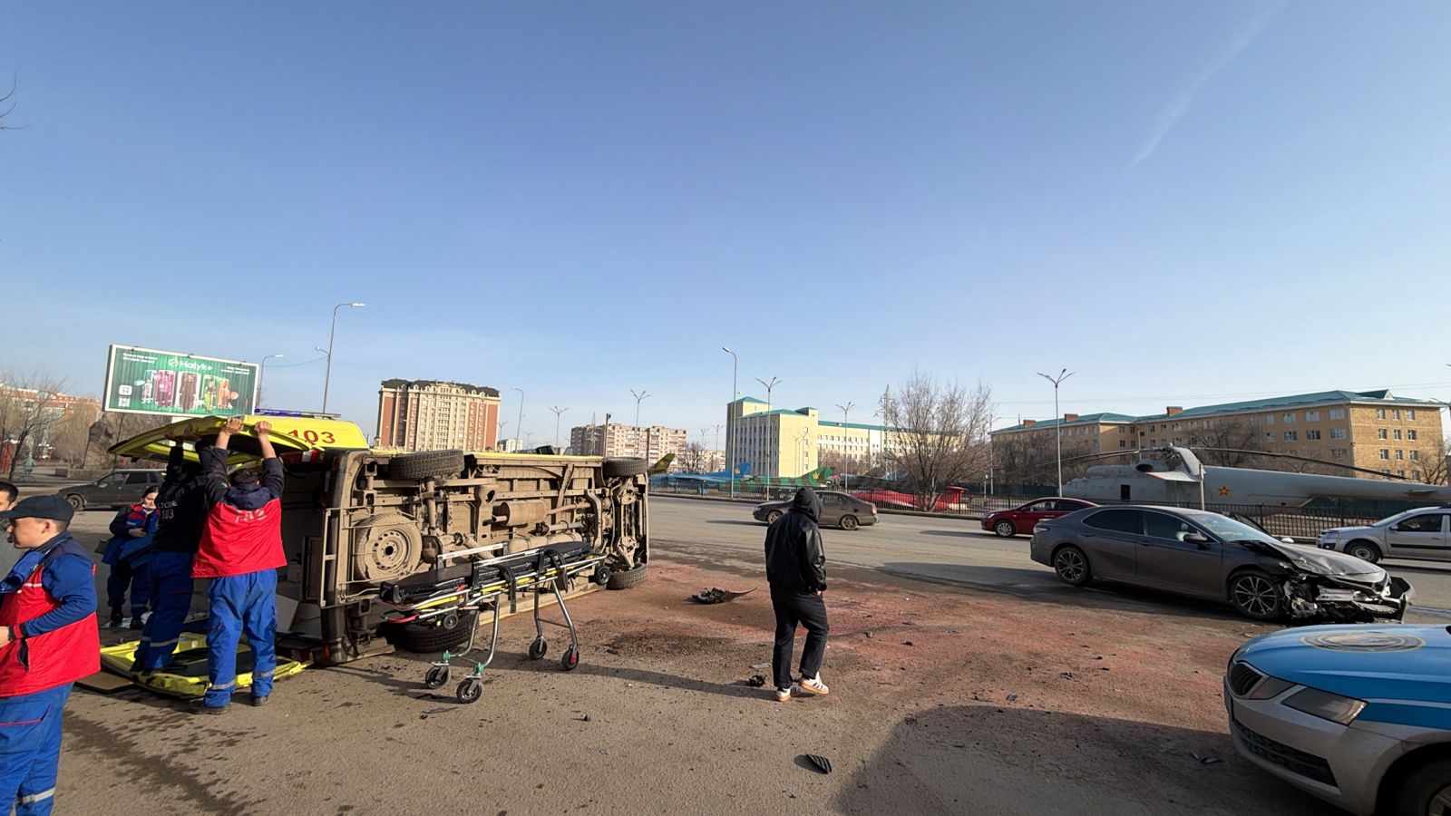 В Актобе женщину на скорой везли на роды, неотложка попала в аварию