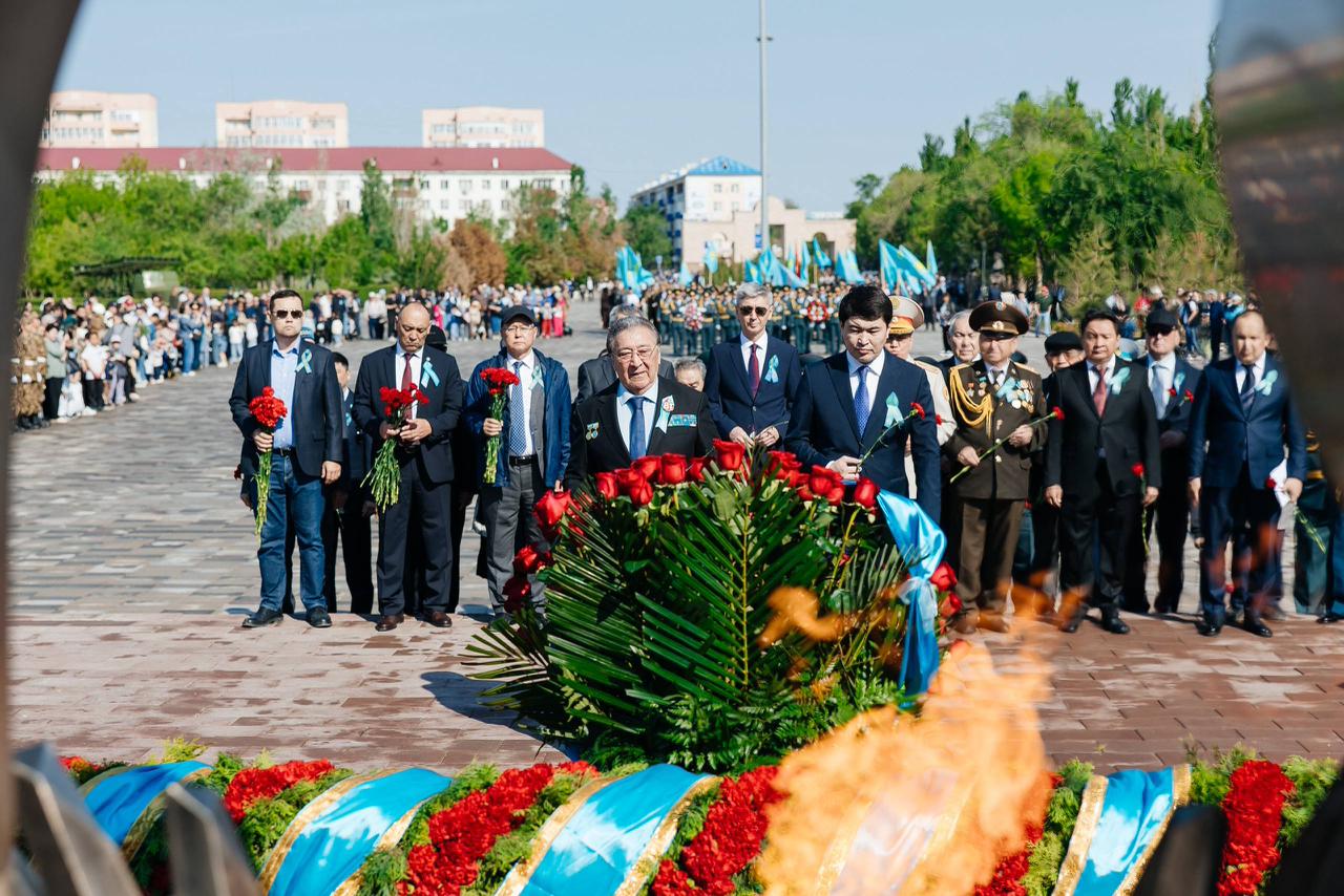 Жители Атырау возложили цветы к Вечному огню в День Победы