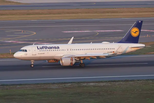 Самолёт Lufthansa экстренно сел в Алматы из-за смерти пассажира