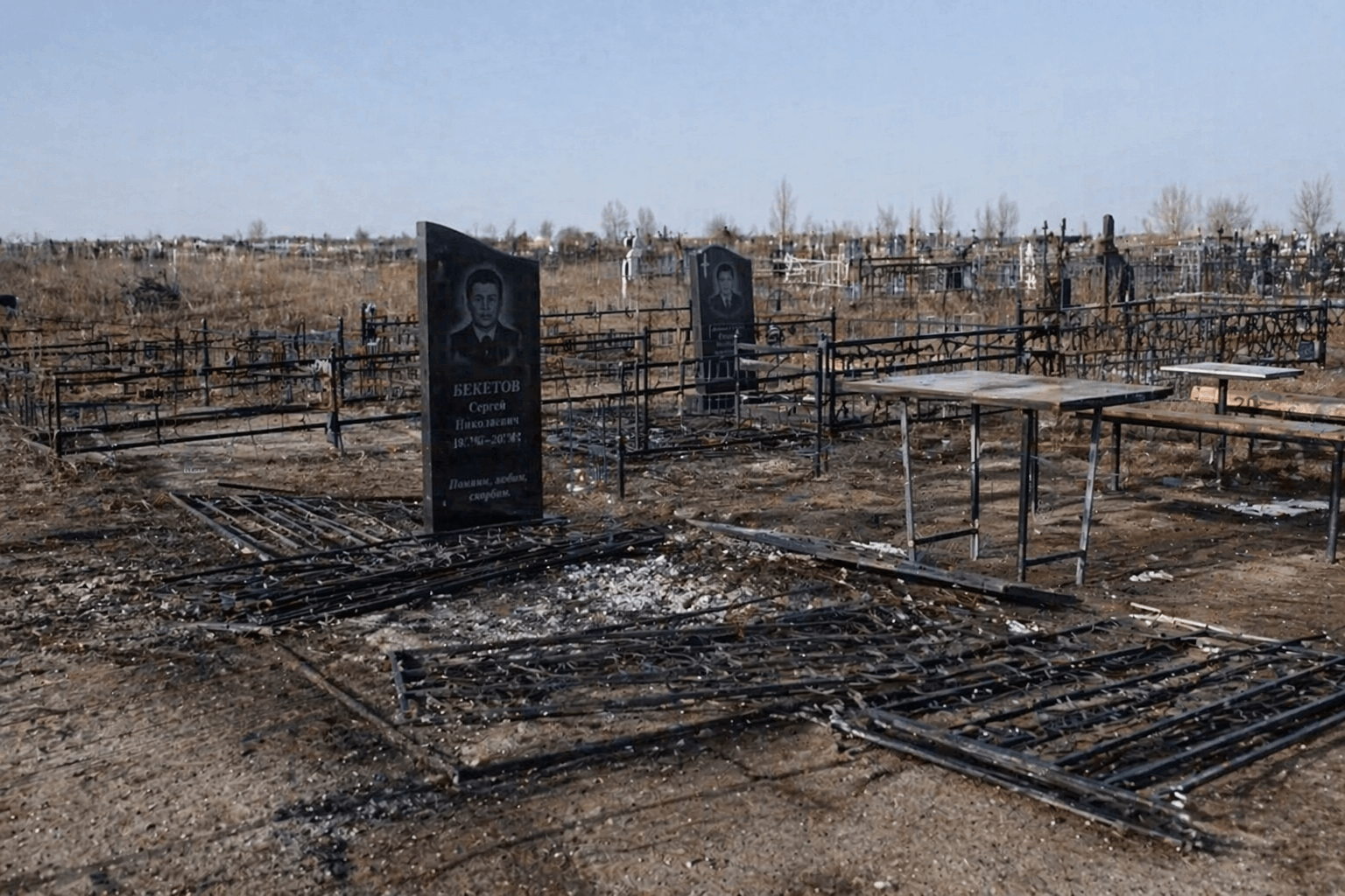 Памятники и кресты с кладбища оказались в металлоломе в Астане