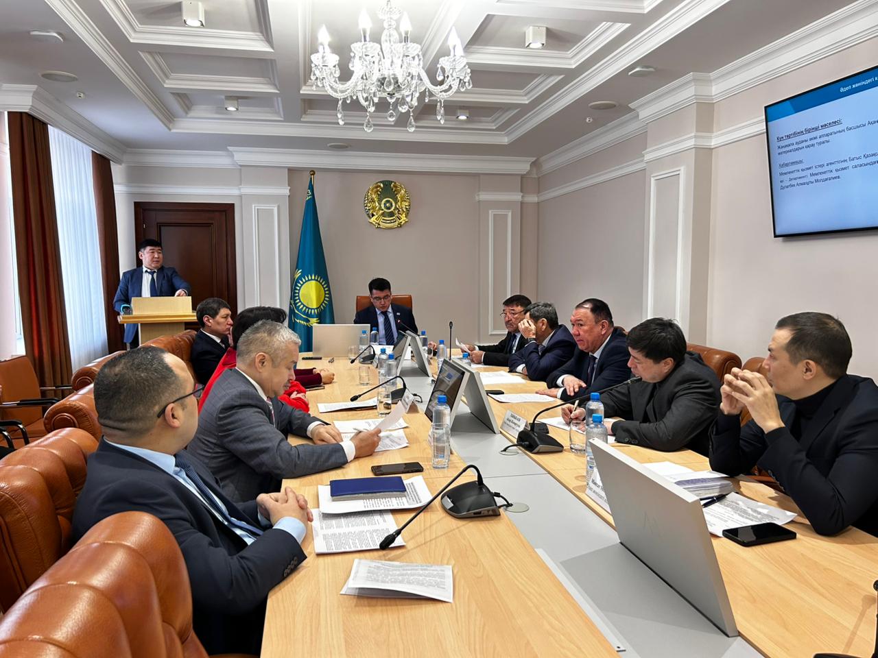 БҚО-да мәслихат төрағасымен жаға жыртысқан аппарат басшысына қатаң сөгіс берілді