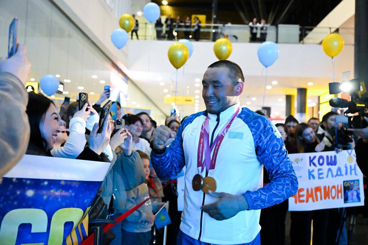 Паралимпийский чемпион Ербол Хамитов вернулся в Казахстан: ему вручили ключи от квартиры
