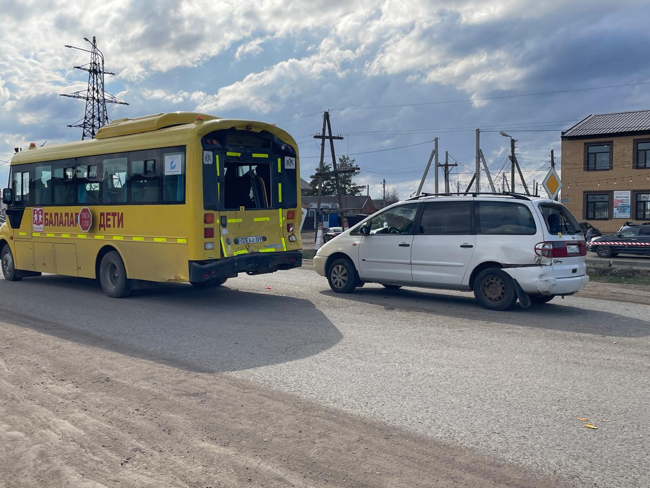 ДТП со школьным автобусом в ЗКО: в больницу доставили 24 ребенка
