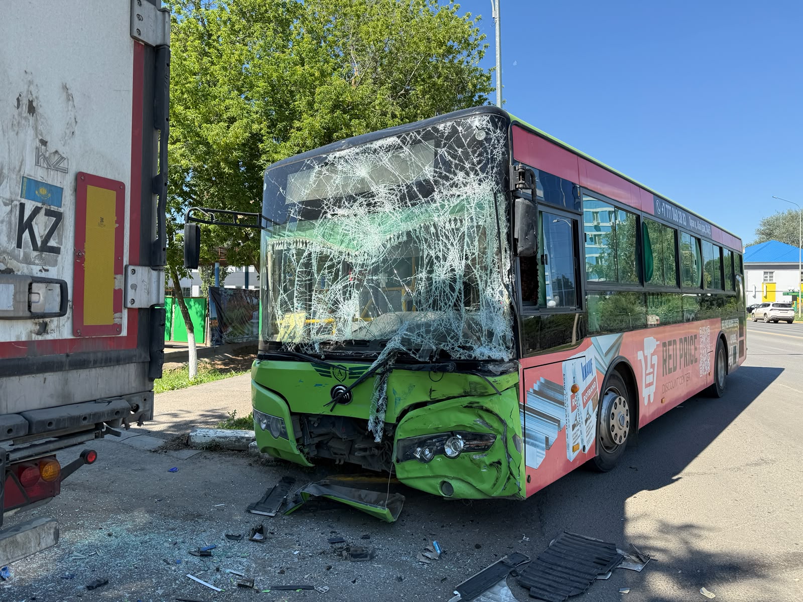 Фура столкнулась с пассажирским автобусом в Уральске