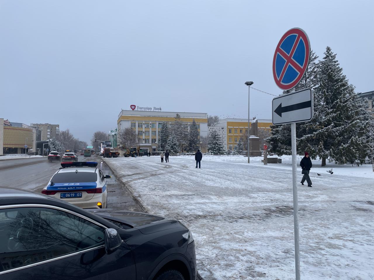 Уральцы больше не смогут парковать машины возле памятника Абая