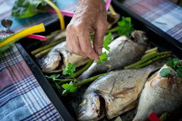 Забудьте об отеках: 5 продуктов для идеального ужина, которые подарят легкость утром