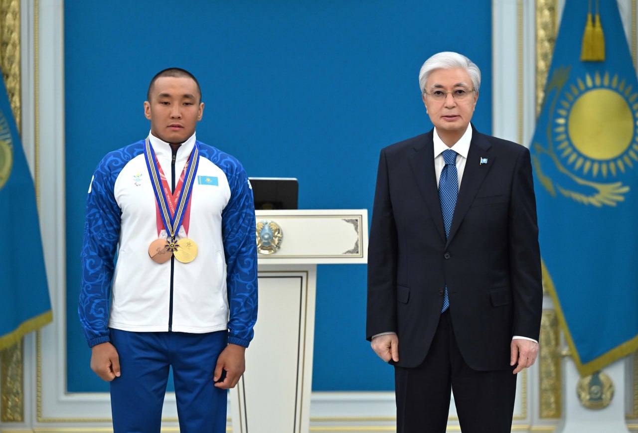 Токаев наградил чемпиона зимних Паралимпийских игр Ербола Хамитова орденом «Барыс»