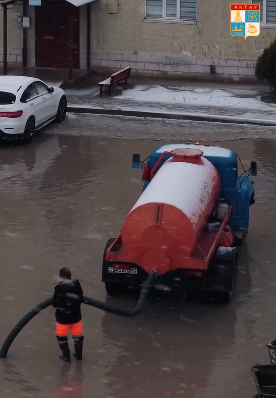 В Актау после дождя подтопило микрорайоны — коммунальщики откачивают воду
