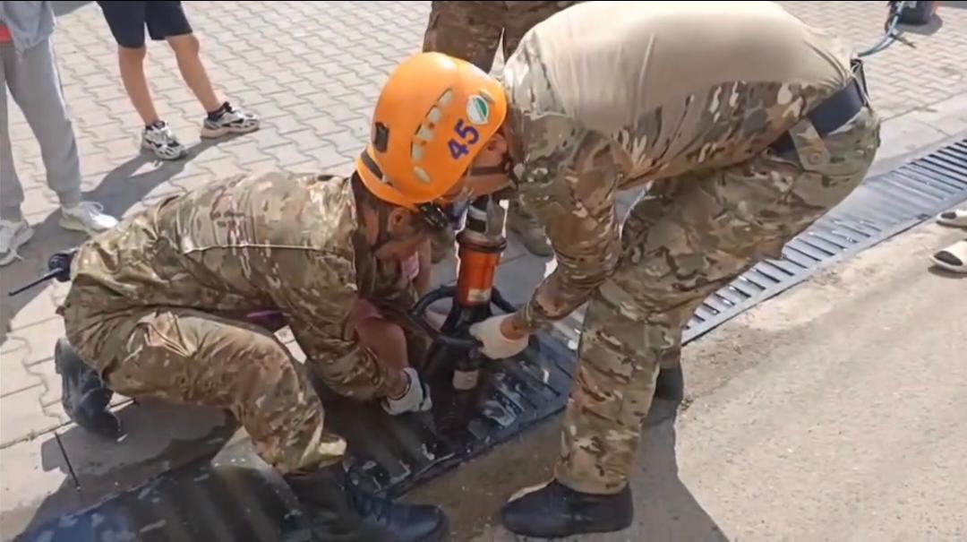 Маленькую девочку вызволили из металлической ловушки в Уральске