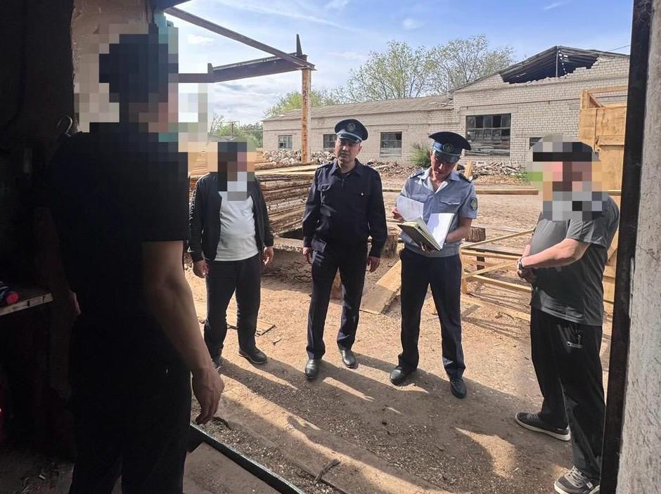 Мести улицы вместо штрафов: 250 жителей ЗКО привлекли к общественным работам
