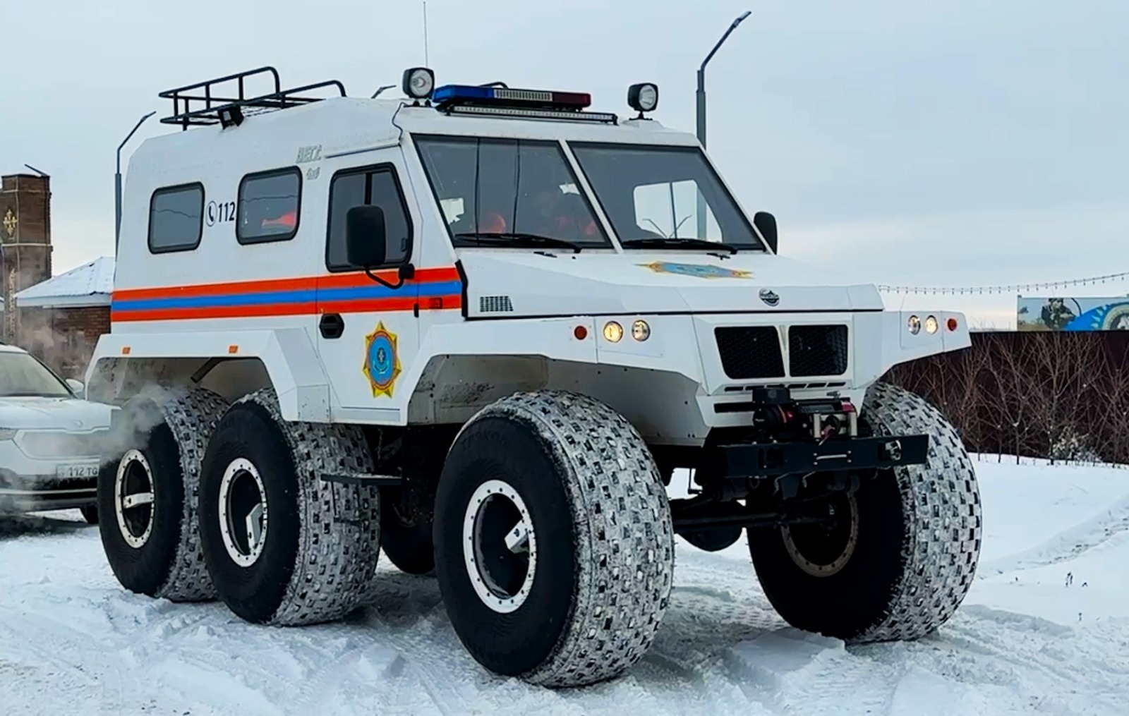 БҚО-да құтқарушылар қар құрсауынан жүкті келіншек пен баланы құтқарды