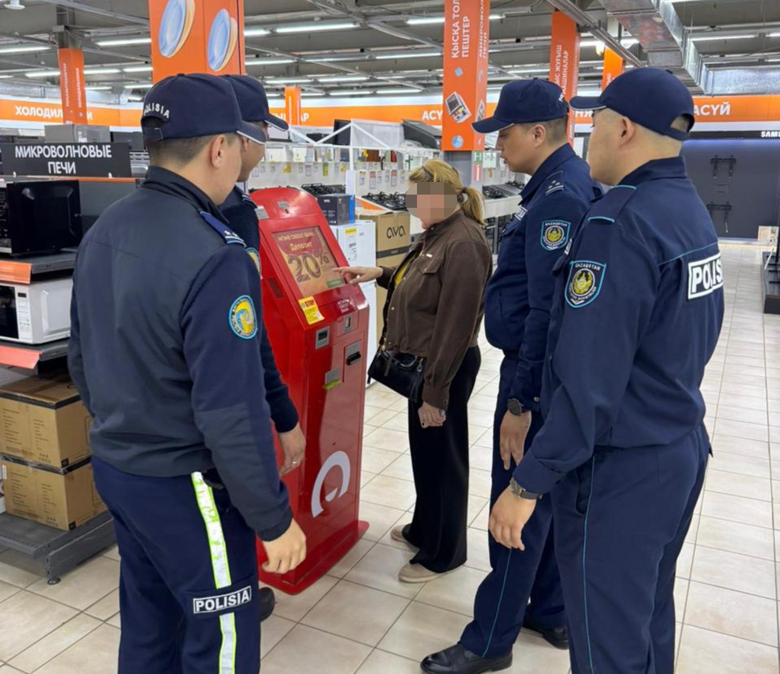Жительницу Уральска остановили у банкомата, когда она переводила аферистам 3 млн тенге