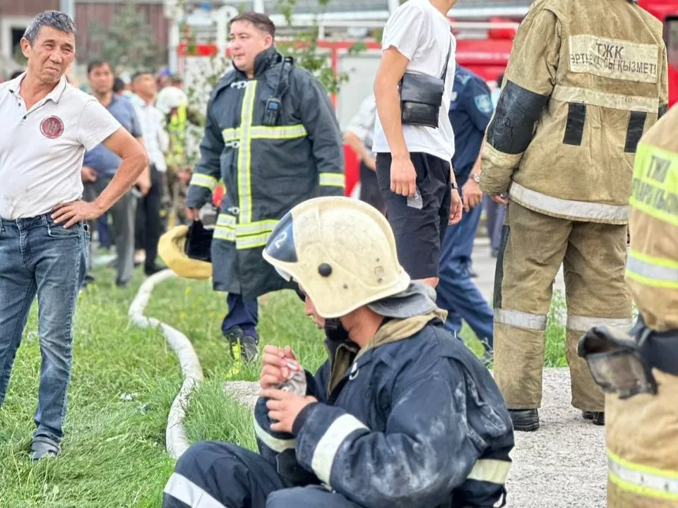 Пострадавших от пожара в ЖК алматинцев разместили в гостинице и спортзале