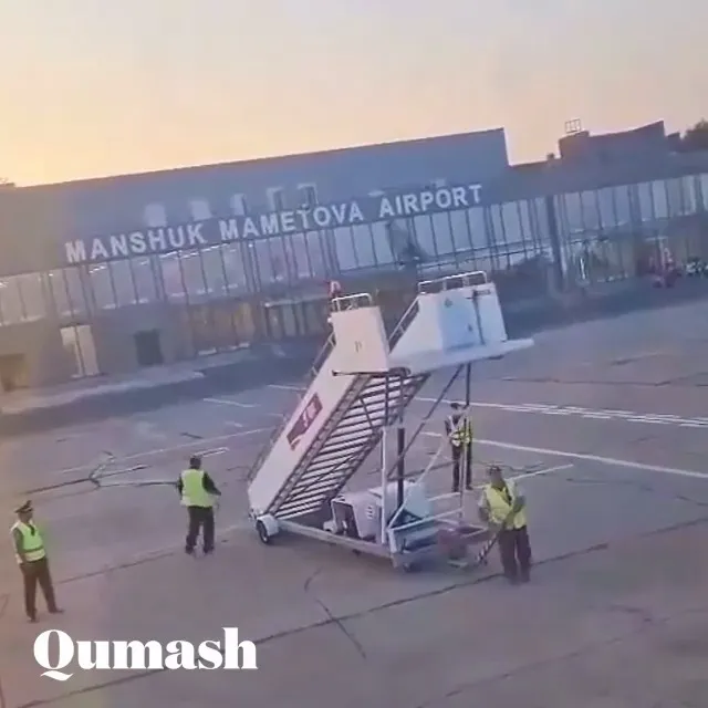 В аэропорту Уральска прокомментировали видео со скрипящим трапом