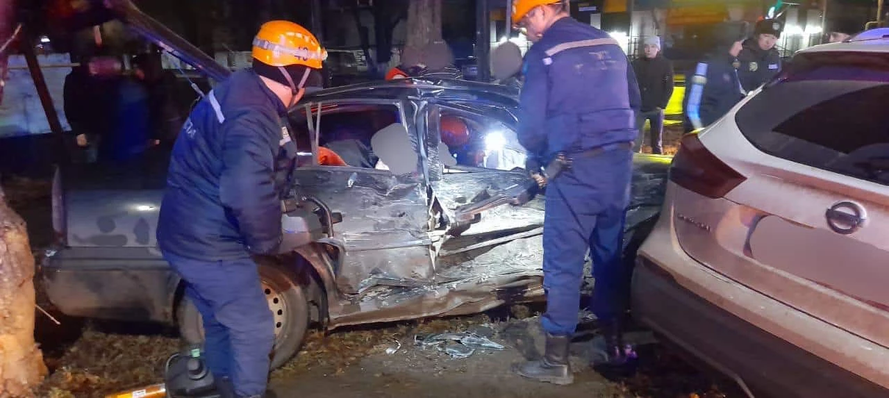 Мужчину зажало в авто после ДТП в Уральске