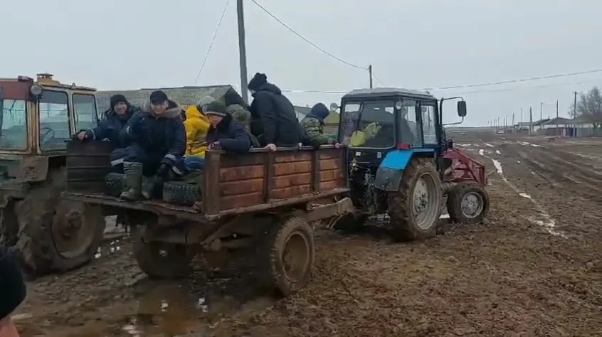 Школьников ЗКО везли на ЕНТ на тракторе