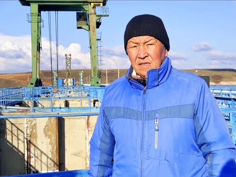 Пенсионер-крановщик из Актобе помог специалистам «Казводхоза» открыть шлюз на водохранилище