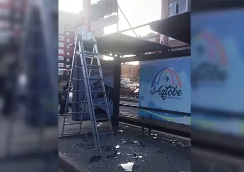 Ушибами отделались женщины, на которых упала крыша павильона в Актобе