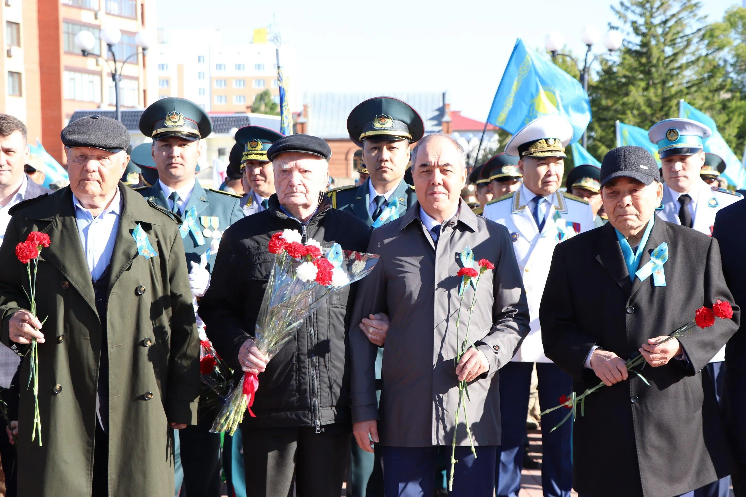 Аким ЗКО посетил ветеранов войны