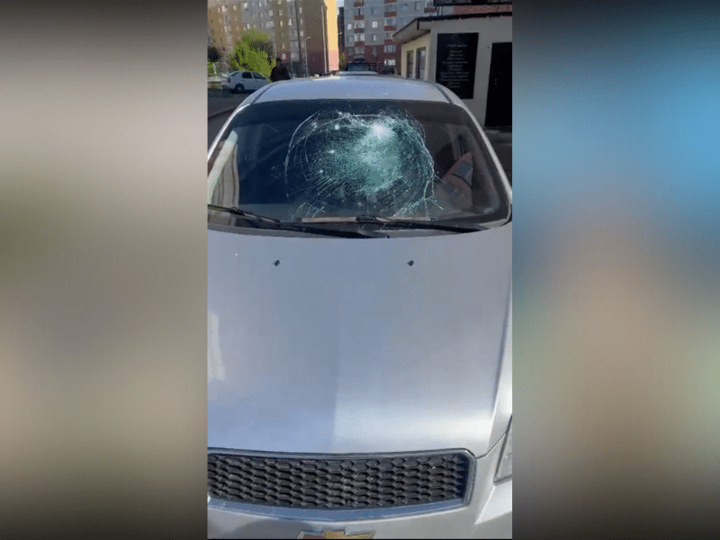 В Уральске пьяный мужчина разбил семь припаркованных авто