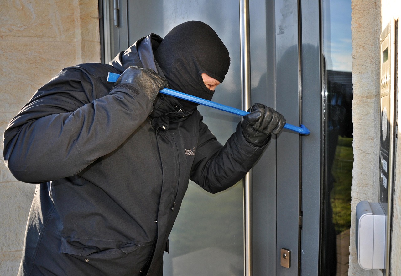 Угрожали пистолетом: полмиллиона тенге вынесли грабители из дома предпринимателя