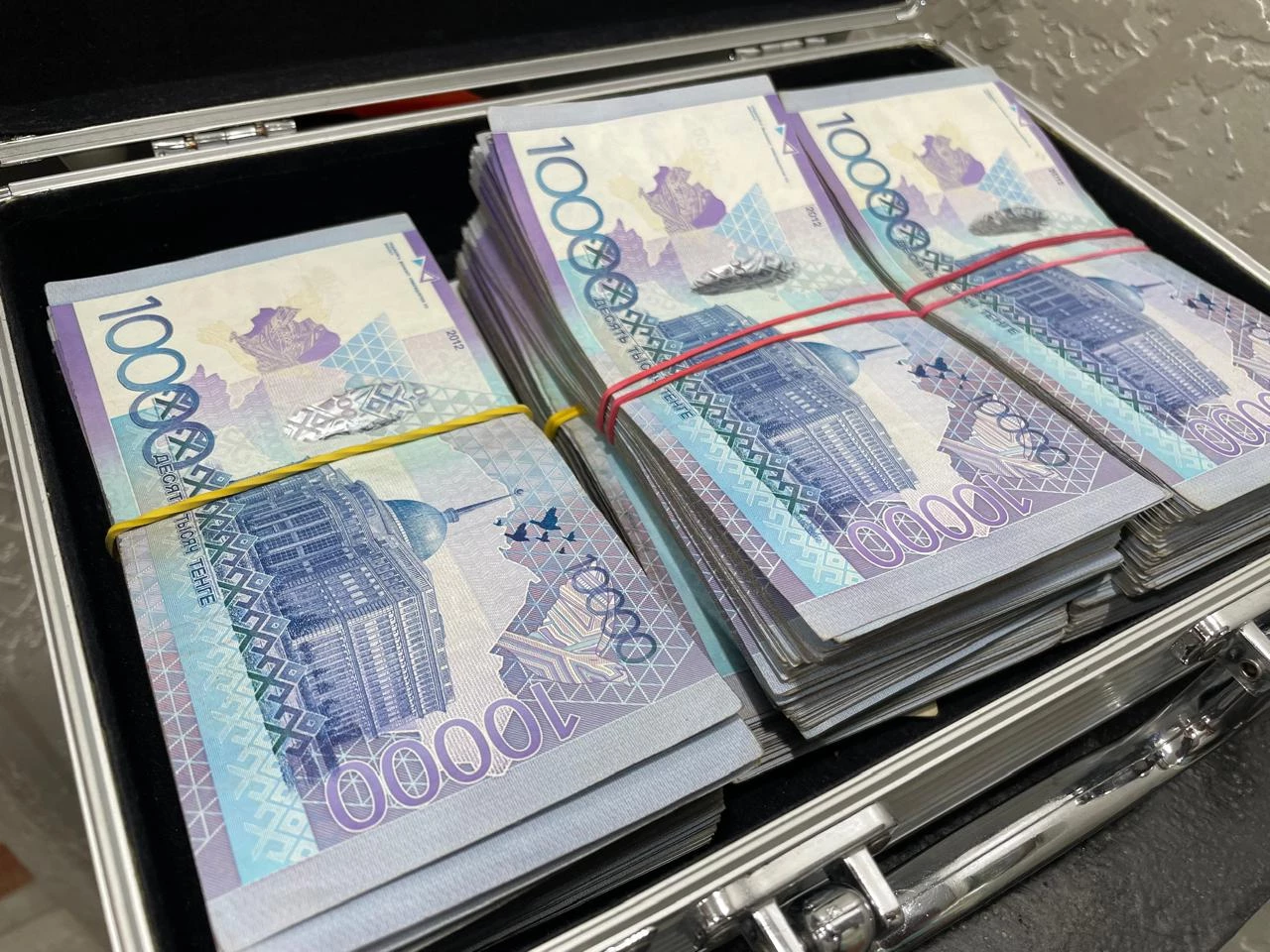 У казахстанца конфисковали 37 тысяч долларов по пути в Китай за машиной