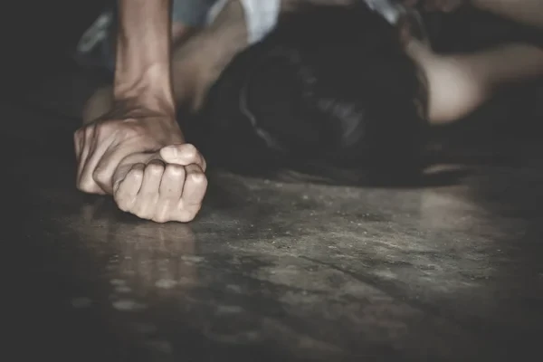 «Заставляли целовать ноги»: 16-летнюю девушку пытали женщины в Алматинской области