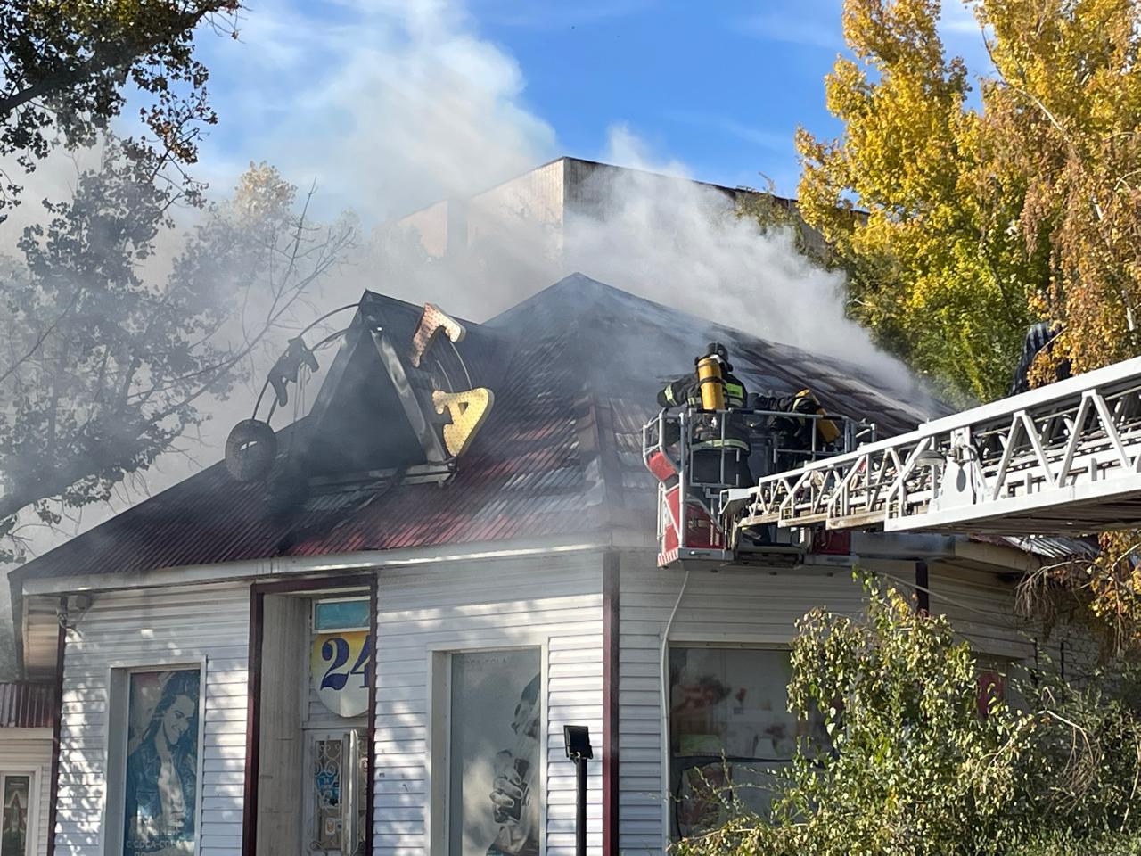 В Уральске горел продуктовый магазин «Омега»