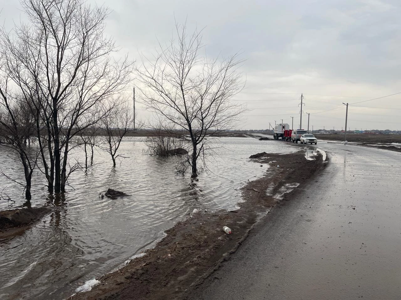 Перелив талой воды через дорогу: трассу закрыли в ЗКО
