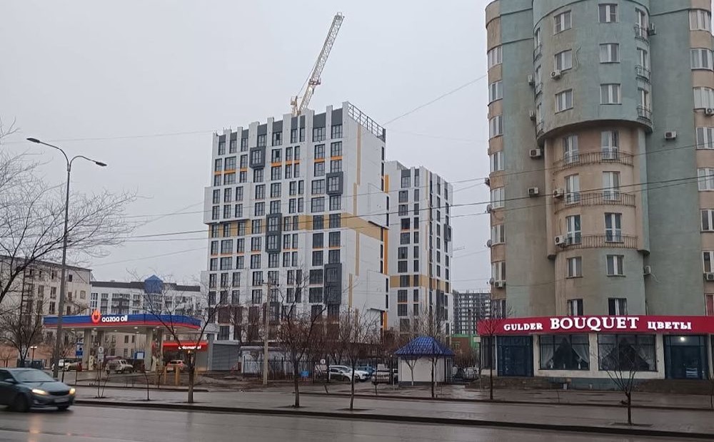 Суд в Атырау постановил снести жилой комплекс в самом центре города