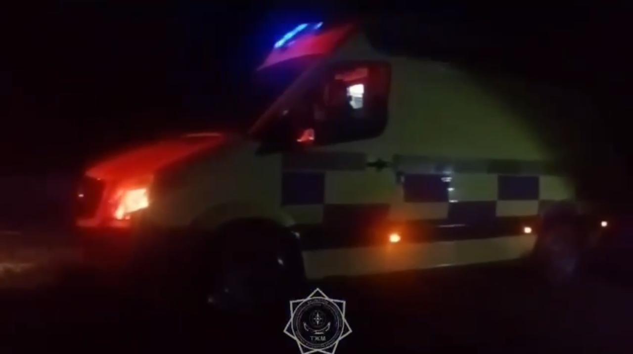 В Актобе «скорая» с больным с подозрением на инсульт застряла в грязи