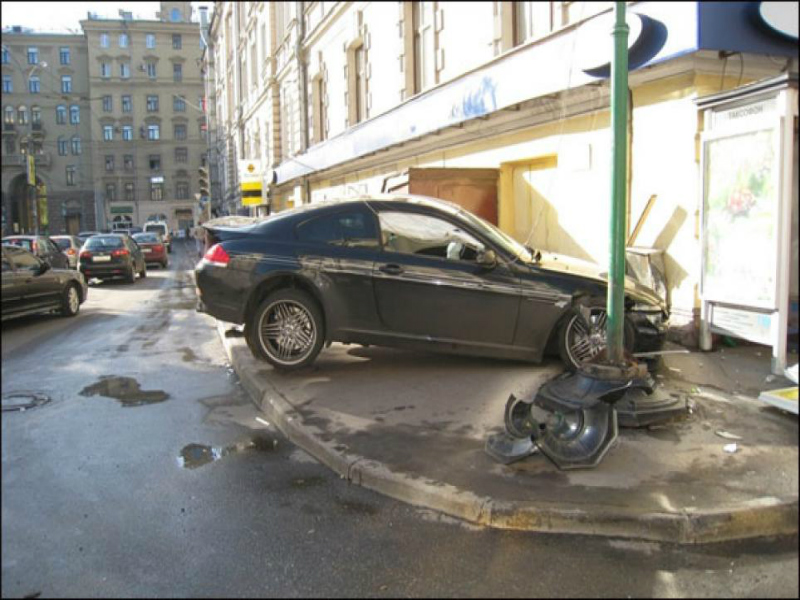 В Атырау автомобиль протаранил минимаркет