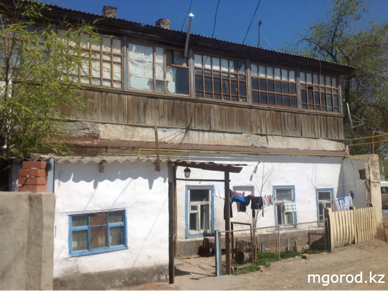 В Атырау аварийный дом может рухнуть в любой момент